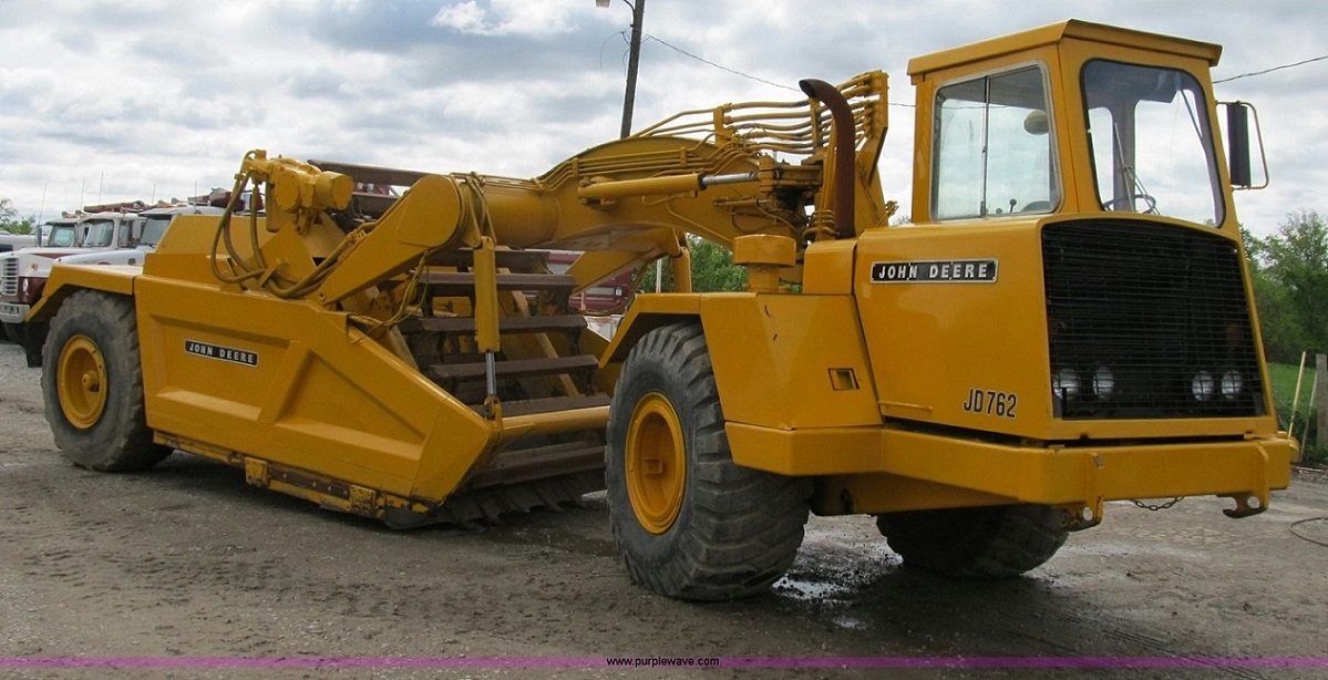 Deere 762 Scraper.jpg